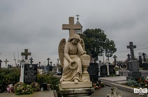 Cimitirul șvăbesc din Petrești- locul vegheat de îngerași la propriu