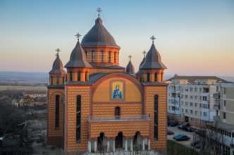 Biserica Ortodoxă Sfânta Parascheva: bijuteria roșiatică din Marghita