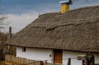 Cum arată casa unui țăran servitor în satul celor 1000 de pivnițe?