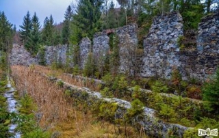 La intrarea în Cavnic, serpentinele își croiesc drum prin munte pe o distanță de câțiva kilometri până să intri în orașul propriu zis