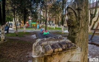 În Negreşti Oaş, “capitala” Țării Oașului, acolo unde se pune accent pe frumos și pe lucrul bine îngrijit, găsim un mic părculeț. Chiar în fața Muzeului Țării Oașului este o pată de culoare. O pată de verdeață presărată cu băncuțe, busturi, statuete și alte opere de artă.