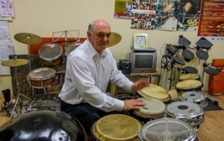 Percutionist si tobosat de muzica jazzin satu mare