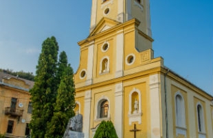Monumentul închinat împărătesei Sissi şi Biserica Romano-Catolică.